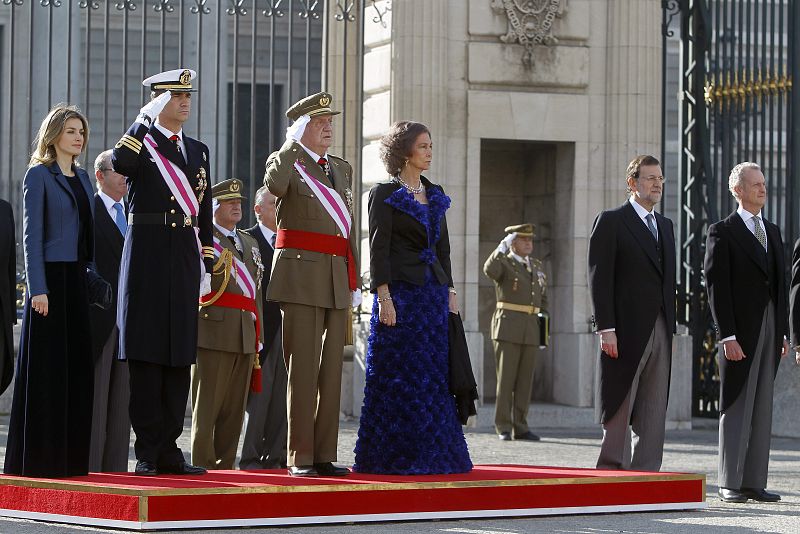 Los Reyes y los Príncipes de Asturias, junto al presidente del Gobierno, Mariano Rajoy (2-d), y el ministro de Defensa, Pedro Morenés, en la Plaza de la Armería del Palacio Real al inicio de los actos de la Pascua Militar.