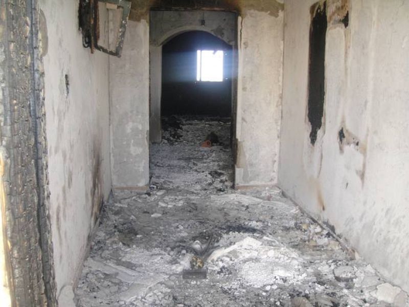Casa quemada por rebeldes en Bani Walid