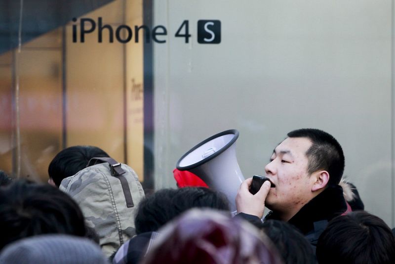 Uno de los vendedores de Apple anuncia con un megáfono que no abren la tienda porque no tienen existencias