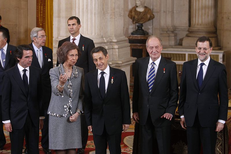 El rey Juan Carlos, acompañado por la reina, el presidente del Gobierno, Mariano Rajoy; el expresidente del Gobieno José María Aznar, y el Príncipe de Asturias .