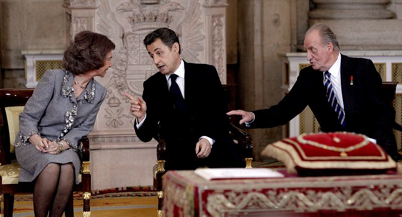 El rey Juan Carlos, acompañado por la reina, durante el acto de imposición del Collar de la Orden del Toisón de Oro al presidente francés, Nicolas Sarkozy.