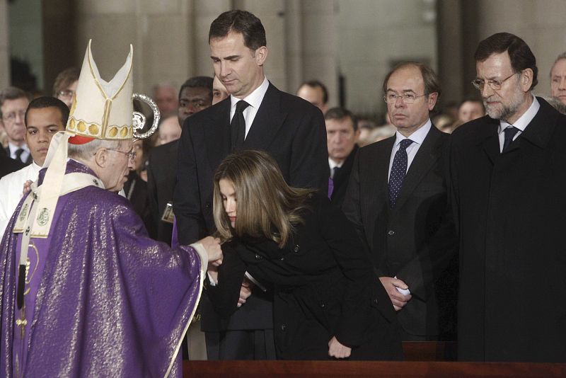 Los príncipes de Asturias saludan al cardenal arzobispo de Madrid, Antonio María Rouco Varela.