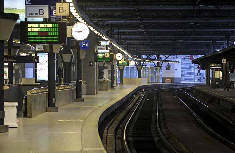 Vías de tren vacías en una estación de Bruselas durante la jornada de huelga