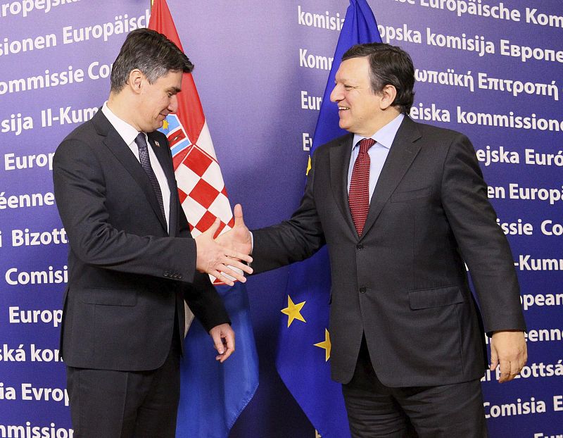 El presidente de la Comisión Europea, José Manuel Durao Barroso (dcha), da la bienvenida al primer ministro croata, Zoran Milanovic