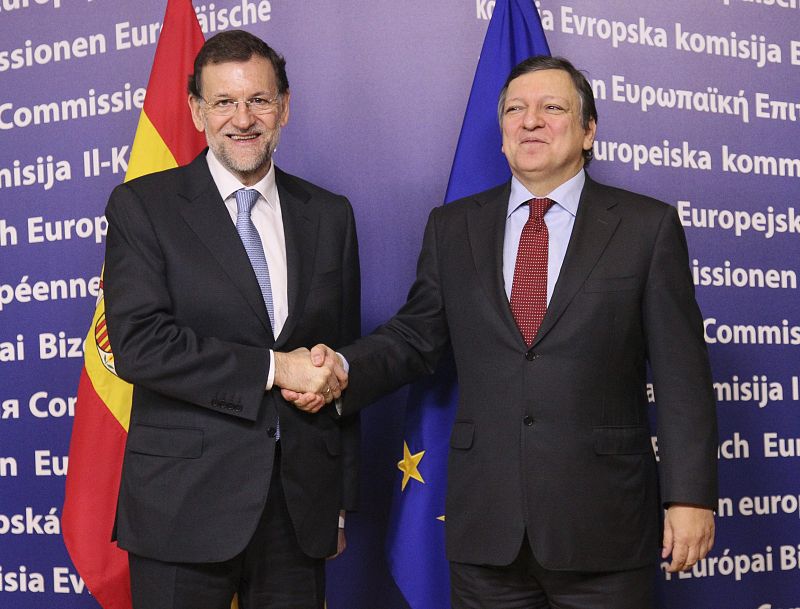 El presidente de la Comisión Europea, José Manuel Durao Barroso (dcha), da la bienvenida al presidente del Gobierno español, Mariano Rajoy, antes de la reunión mantenida por ambos en Bruselas.