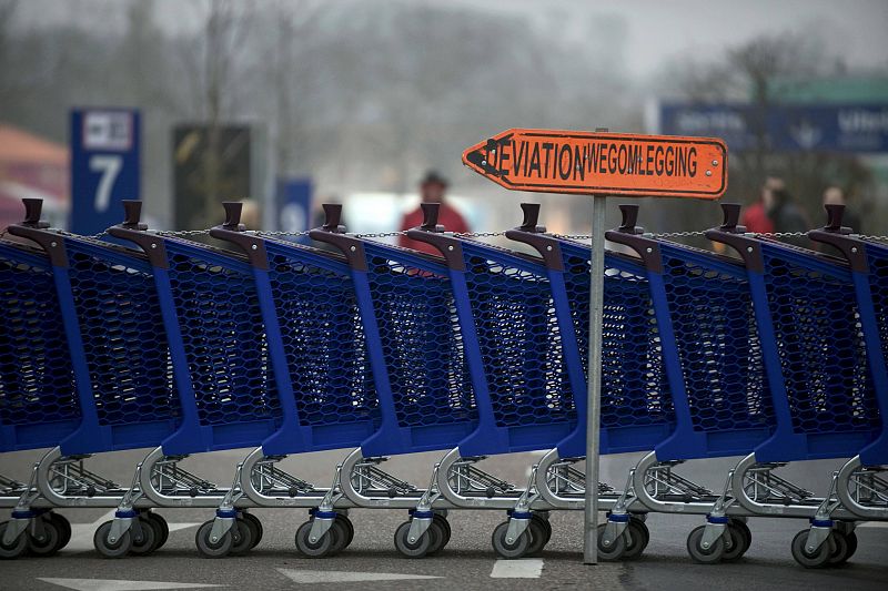 Carritos de la compra en la entrada de un supermercado en protesta durante la jornada de huelga en Bélgica