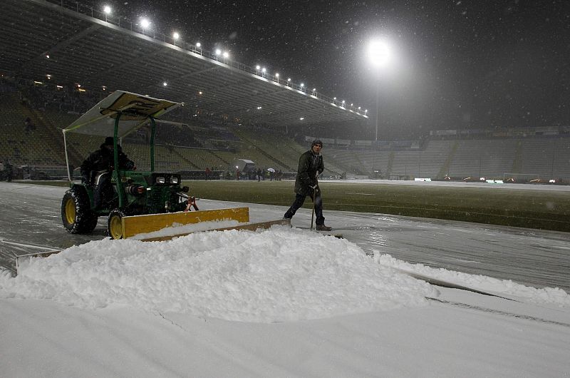 La nieve, que cubre el estadio de fútbol Tardini, ha impedido que se juegue un encuentro  de la liga italiana entre el Parma y la Juventus.