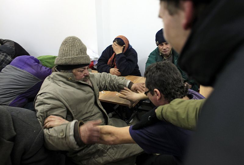 Los centros sociales de Bucarest no dan abasto para dar cobijo a los indigentes.