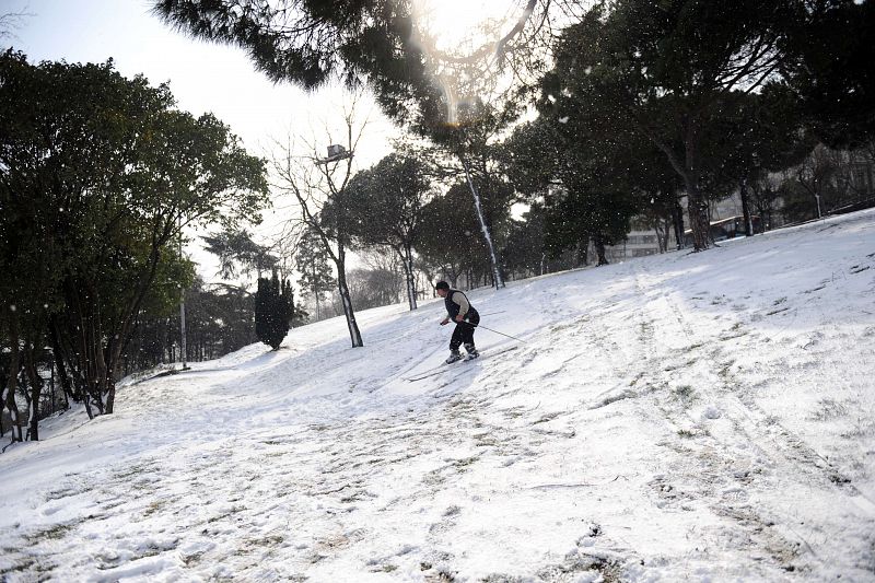 Recep Demi, de 56 años, esquía en un parque de Estambul, donde la nieve ha paralizado el tráfico y las comunicaciones.