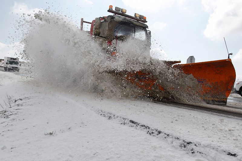 Una máquina quitanieves retira la nieve de una carretera de la provincia de Ávila