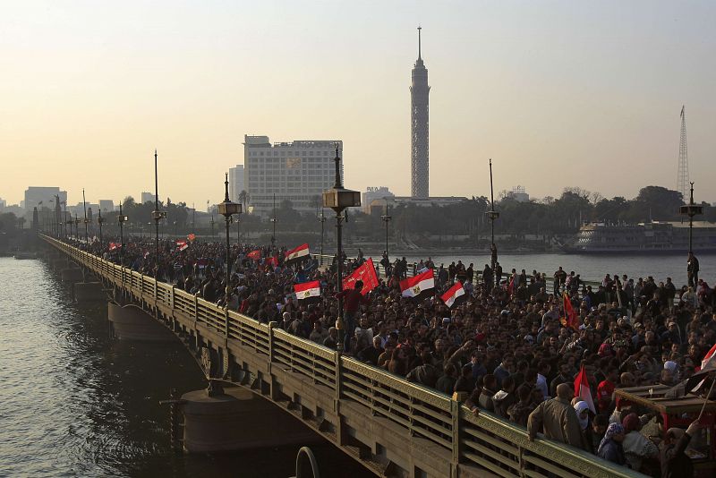 Una marcha multitudinaria recorre las calles de El Cairo por los muertos en Port Said.