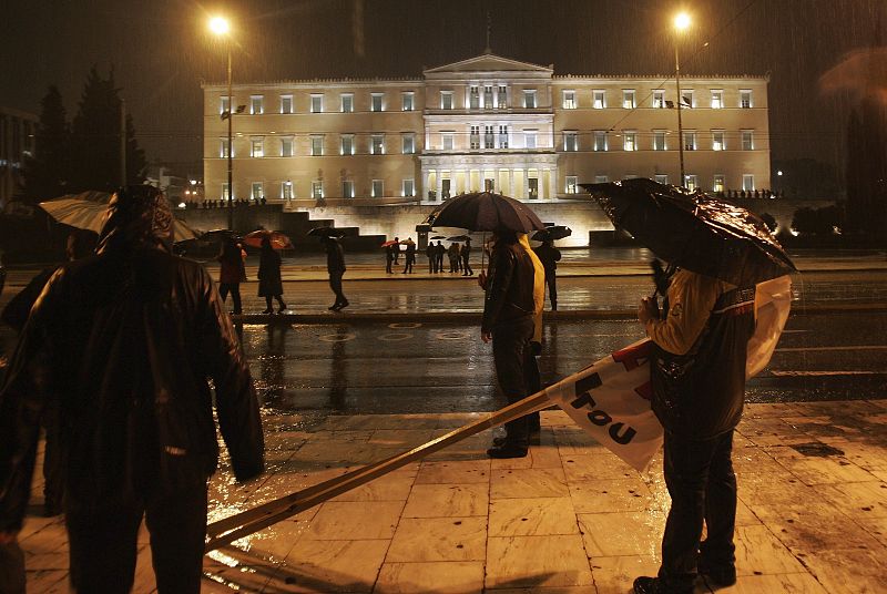 La lluvia que ha caído en Atenas esta noche ha afectado a las concentraciones ante el Parlamento