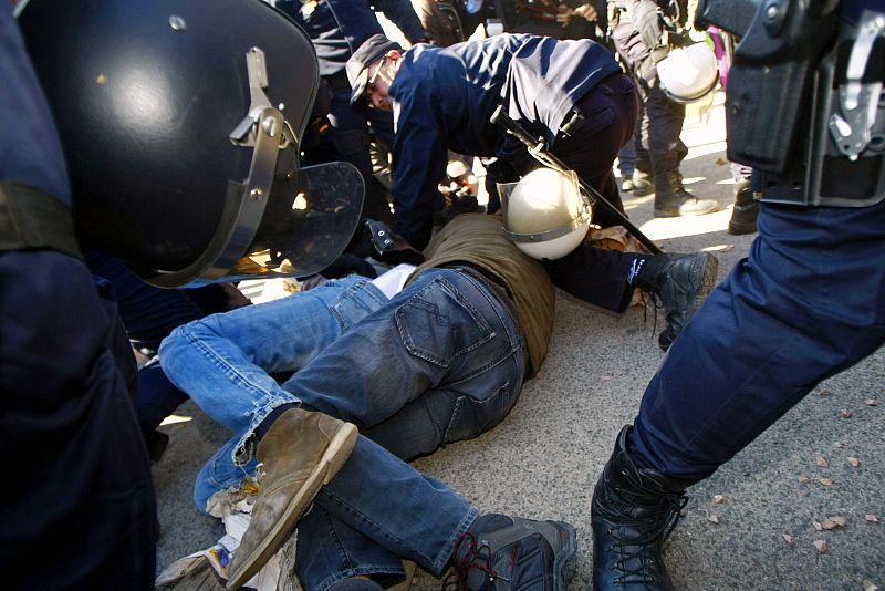 Dos manifestantes acaban en el suelo en los incidentes de la Universidad Miguel Hernández por la presencia de Camps.