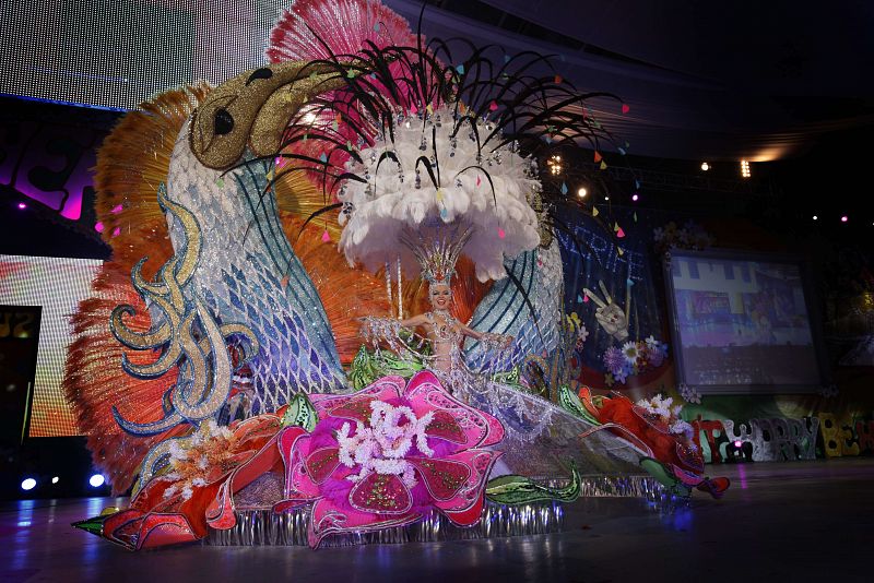 Una nominada a reina del Carnaval muestra su atuendo ante la atenta mirada del jurado