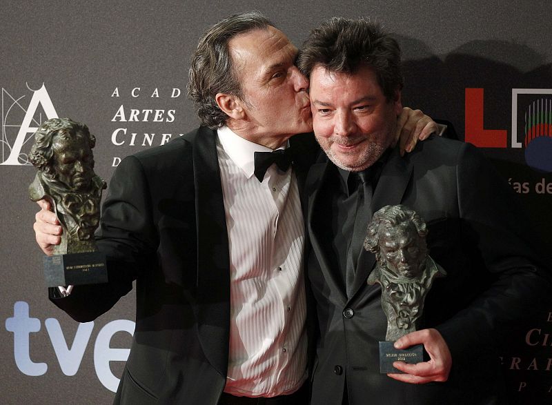 José Coronado besa al director de la película 'No habrá paz para los malvados', Enrique Urbizu con el ya trabajó en 'La caja 507' y 'La vida Mancha'