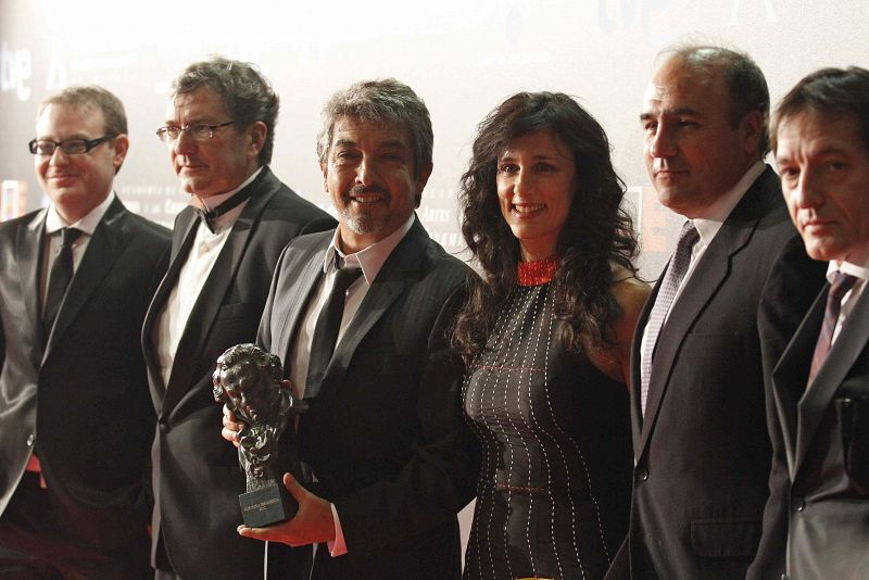 El actor argentino Ricardo Darín posa junto a los productores de la película 'Un cuento chino' tras recibir el Goya a la mejor película iberoamericana