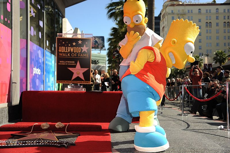 Bart y Homert Simpson celebran el éxito de su creador Matt Groening