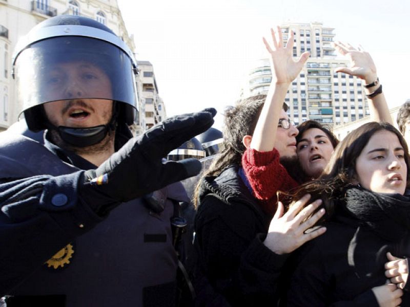 La protesta ha sido convocada por las redes sociales en contra de los recortes en educación y las detenciones de la semana pasada