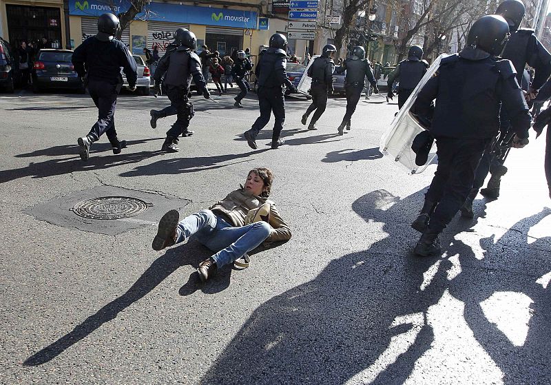 Una de las manifestantes en el suelo durante la carga policial.