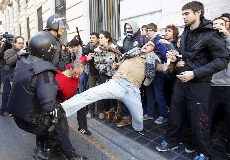 DIEZ DETENIDOS, 3 DE ELLOS MENORES, EN ESCARAMUZAS ENTRE ESTUDIANTES Y POLICÍA