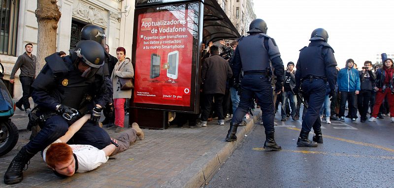 DIEZ DETENIDOS, 3 DE ELLOS MENORES, EN ESCARAMUZAS ENTRE ESTUDIANTES Y POLICÍA