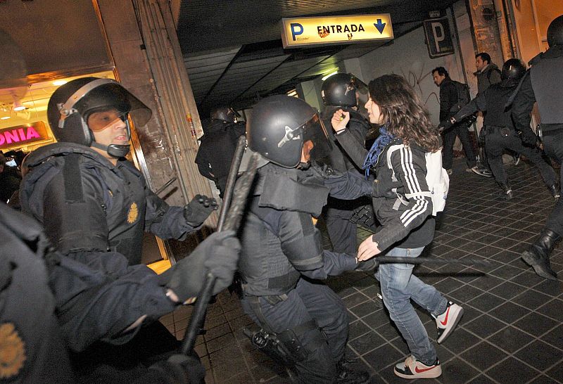 NUEVOS ENFRENTAMIENTO Y MÁS MANIFESTANTES ANTE EL LLUÍS VIVES DE VALENCIA