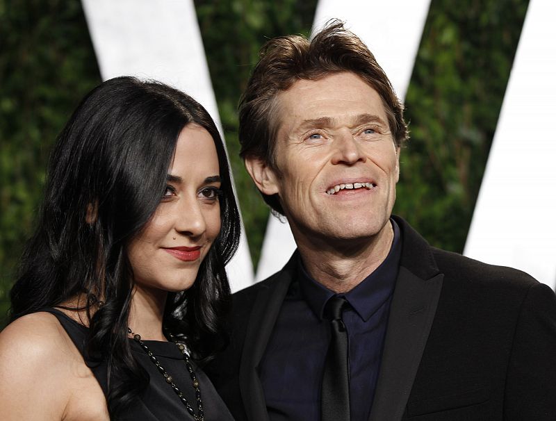 Willem Dafoe y su esposa Giada  Colagrande a su llegada la fiesta Vanity Fair Oscar