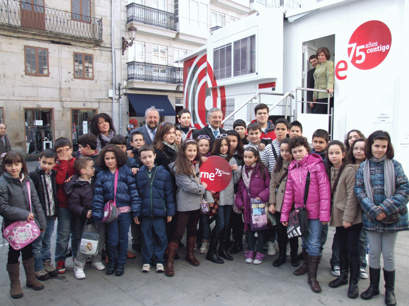 José Blanco y López Orozco con alumnos del Colegio Riotorto
