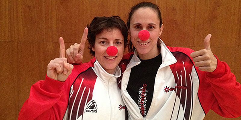 Las jugadoras del Rivas Ecópolis Eelisa Aguilar y Amaya Valdemoro con la nariz roja.