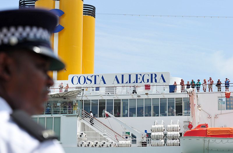 Un barco pesquero francés ha remolcado al Costa Allegra hasta la capital de Seychelles