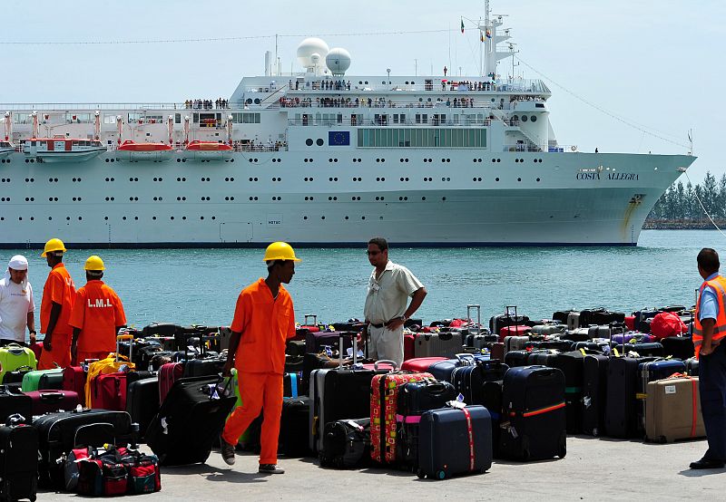 El equipaje del Costa Allegra ha sido trasladado a tierra con anterioridad