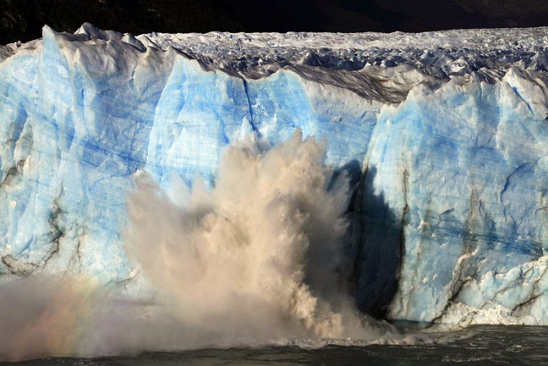 Vista del glaciar Perito Moreno, en el Parque Nacional Los Glaciares, en el sur de Argentina, durante su proceso de ruptura