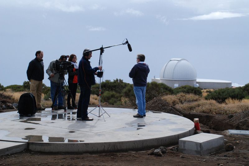 El equipo de Informe Semanal entrevistando al profesor Pallé en el observatorio de El Teide