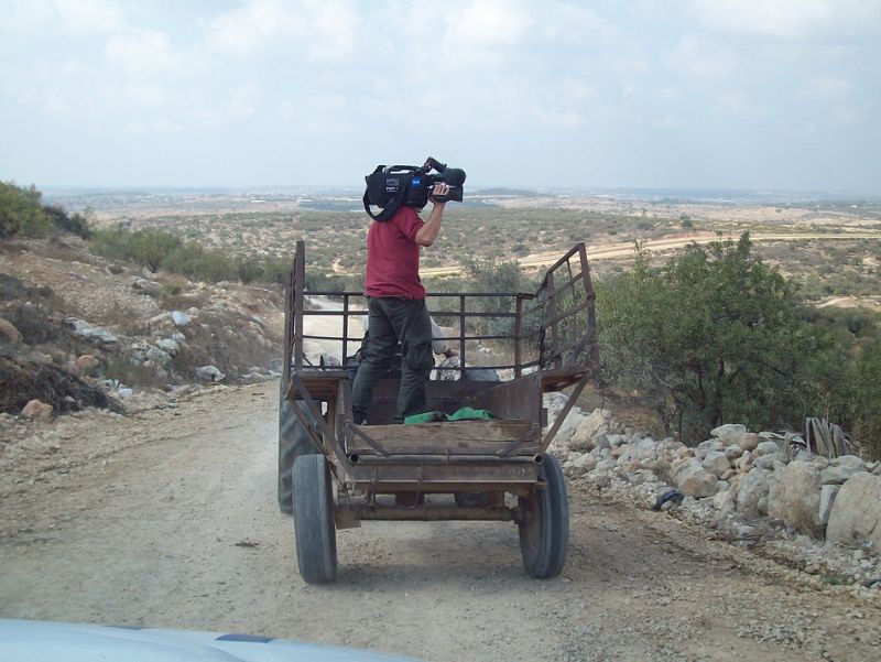 Un equipo de 'Informe Semanal' dirigiéndose a un checkpoint del muro de Cisjordania