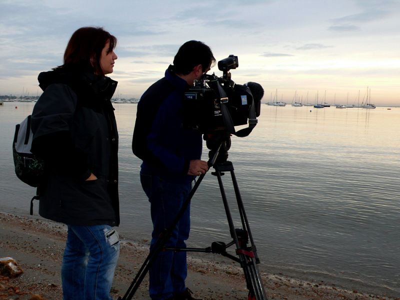 Un equipo de 'Informe Semanal' grabando cerca del mar