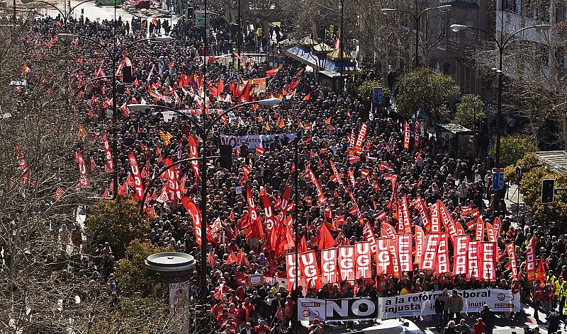 MASIVA MANIFESTACION CONTRA LA REFORMA LABORAL Y LOS RECORTES SOCIALES EN ZARAGOZA