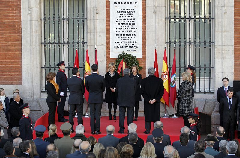 AGUIRRE Y BOTELLA HOMENAJEAN A LAS VÍCTIMAS DEL 11-M CON UNA CORONA DE LAUREL