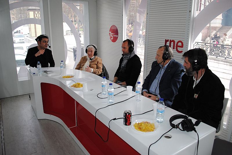 Cerca de 3.000 personas han visitado la exposición itinerante del 75º aniversario de RNE durante los dos días que ha permanecido en Bilbao, instalada en pleno corazón de la ciudad vasca, en el muelle del Arenal.