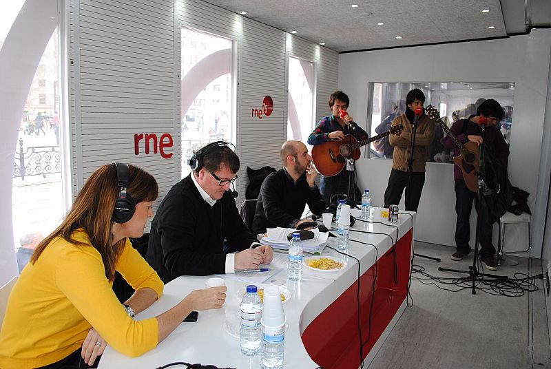 Cerca de 3.000 personas han visitado la exposición itinerante del 75º aniversario de RNE durante los dos días que ha permanecido en Bilbao, instalada en pleno corazón de la ciudad vasca, en el muelle del Arenal.