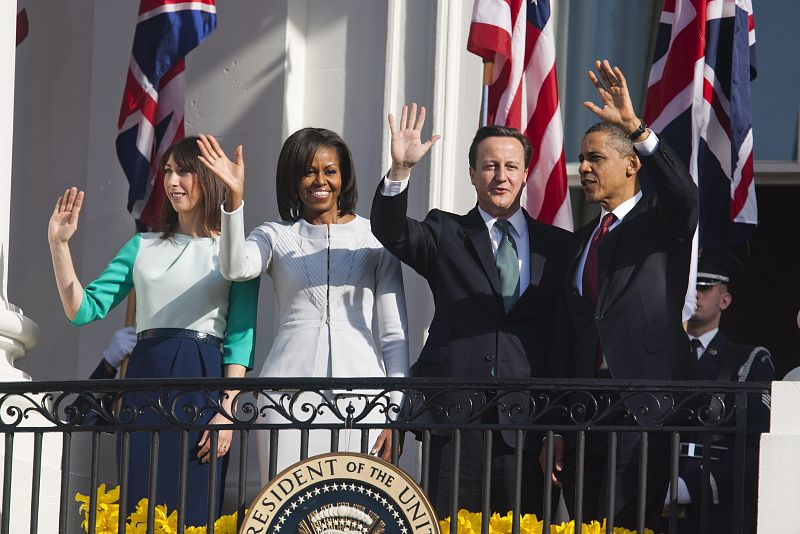 El presidente de los Estados Unidos, Barack Obama, y el primer ministro británico David Cameron junto a las primeras damas, Samantha Cameron y Michelle Obama saludan desde un balcón de la Casa Blanca