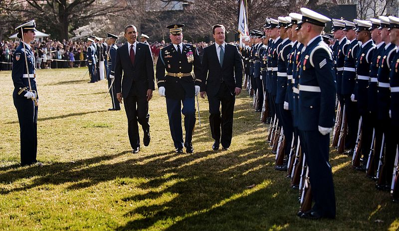 Obama y Cameron pasan revista a la guardia de honor.