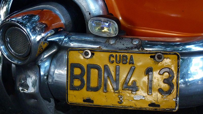 Matrícula de un viejo coche cubano