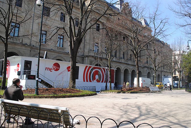 La muestra ha sido instalada en pleno centro de la ciudad vasca, junto al palacio de la diputación.