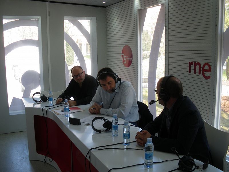 Un momento del programa emitido en directo desde el camión-estudio, en el que ha sido entrevistado el alcalde de la ciudad, Juan Carlos Izaguirre (derecha), y el director del Festival de Cine de San Sebastián, José Luis Rebordinos (izquierda).