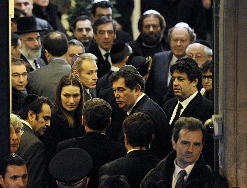 El presidente francés, Nicolas Sarkozy, y su mujer, Carla Bruni, en un acto de homenaje a las víctimas de Toulouse