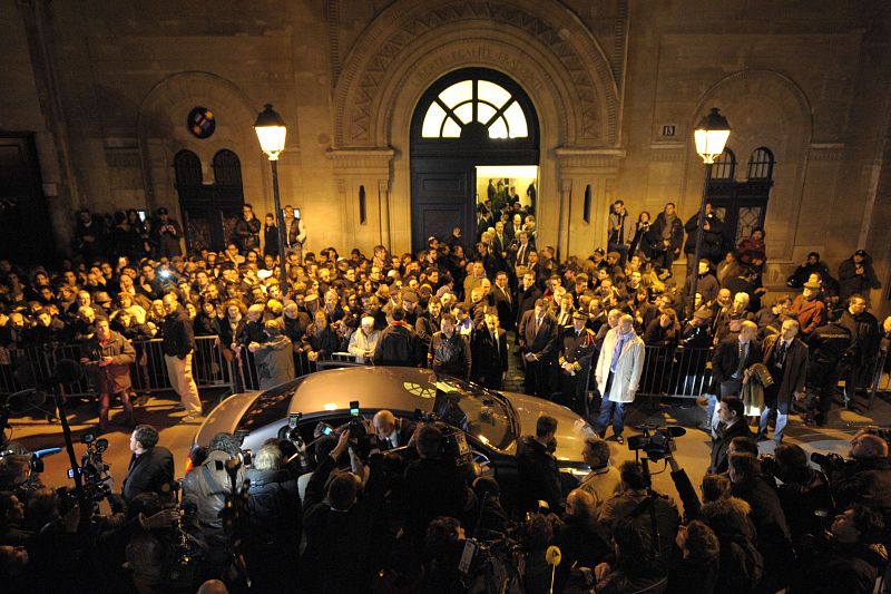 Imágenes del exterior de la sinagoga Nazareth, donde se ha realizado un homenaje a las víctimas del atentado de Toulouse