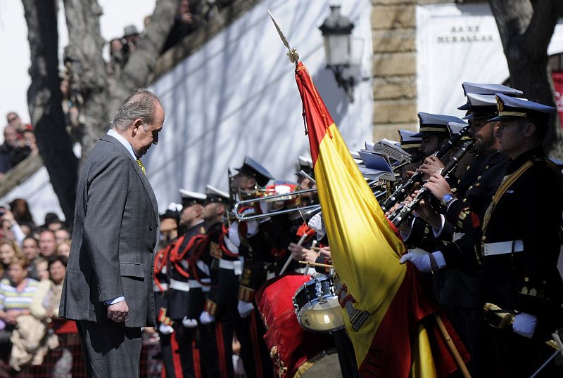El rey se inclina ante la bandera de España durante los actos de 'La Pepa'