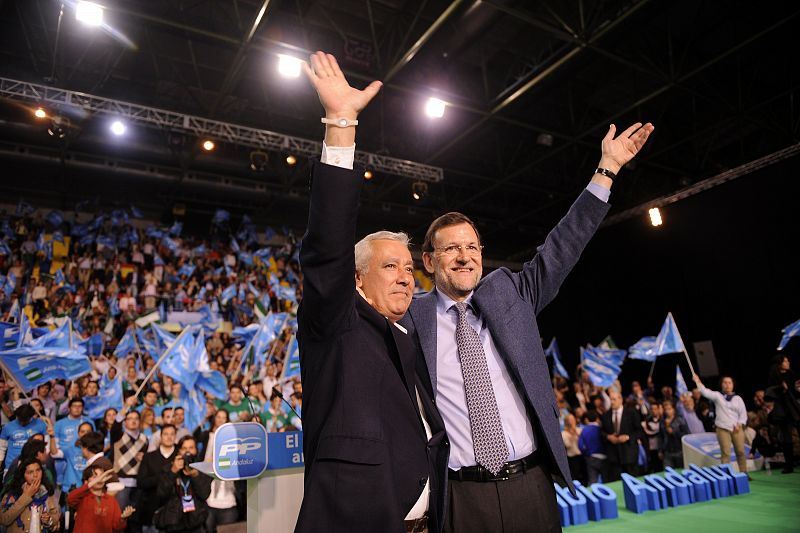 El candidato popular y Mariano Rajoy en el cierre de campaña en Andalucía