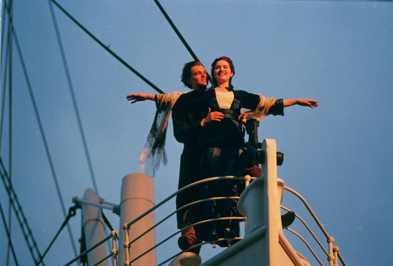 Leonardo DiCaprio (Jack Dawson) dibujando a Kate Winslet (Rose DeWitt Bukater), en la proa del 'Titanic'