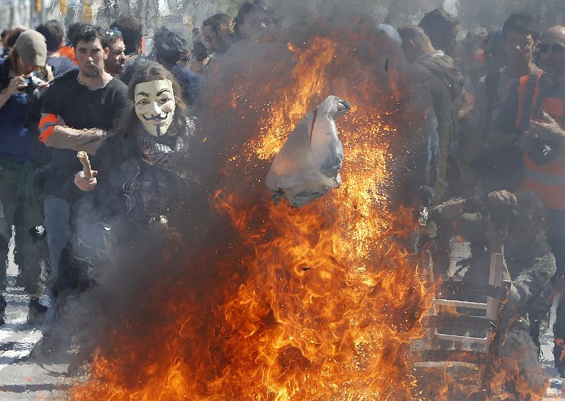 Manifestantes enmascarados provocan pequeñas hogueras en Barcelona